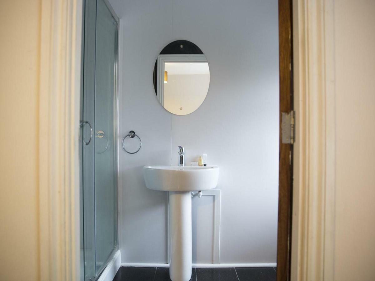 Oyo Vale Lodge Windsor Zewnętrze zdjęcie