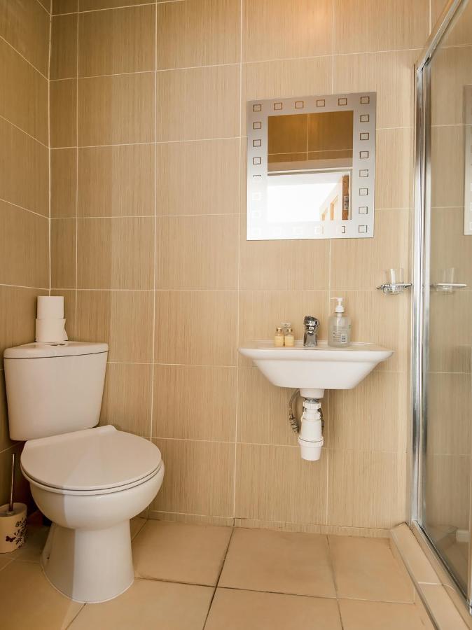 Oyo Vale Lodge Windsor Zewnętrze zdjęcie